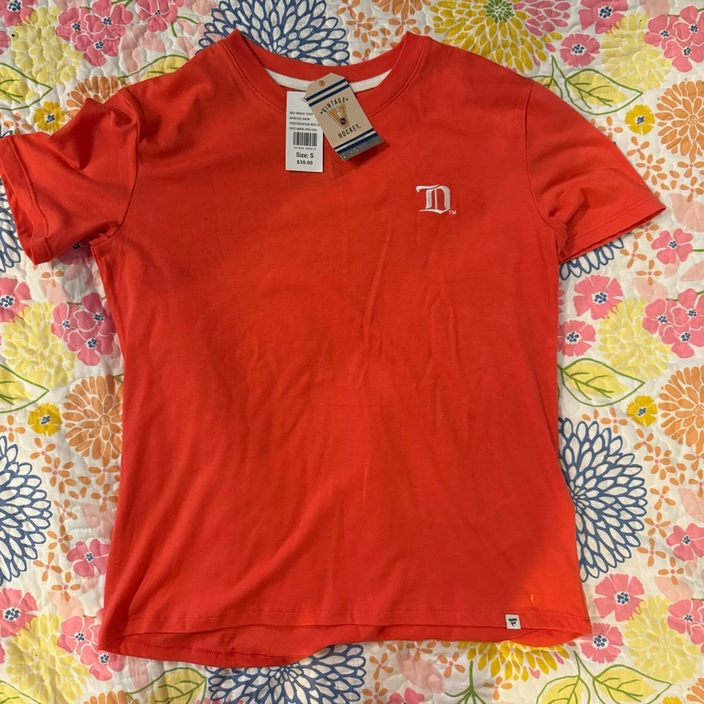 NWT womens Detroit red wings tshirt
